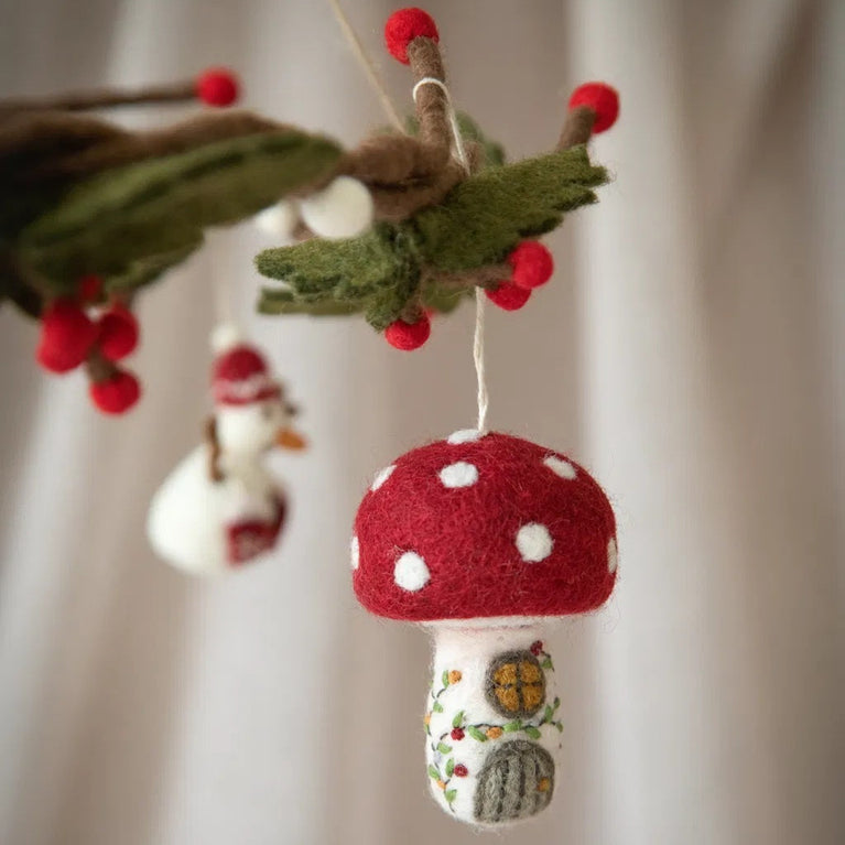 Pilz besticktes Pilzhaus 10cm (1 Stück) - Filz Anhänger (Gry & Sif)