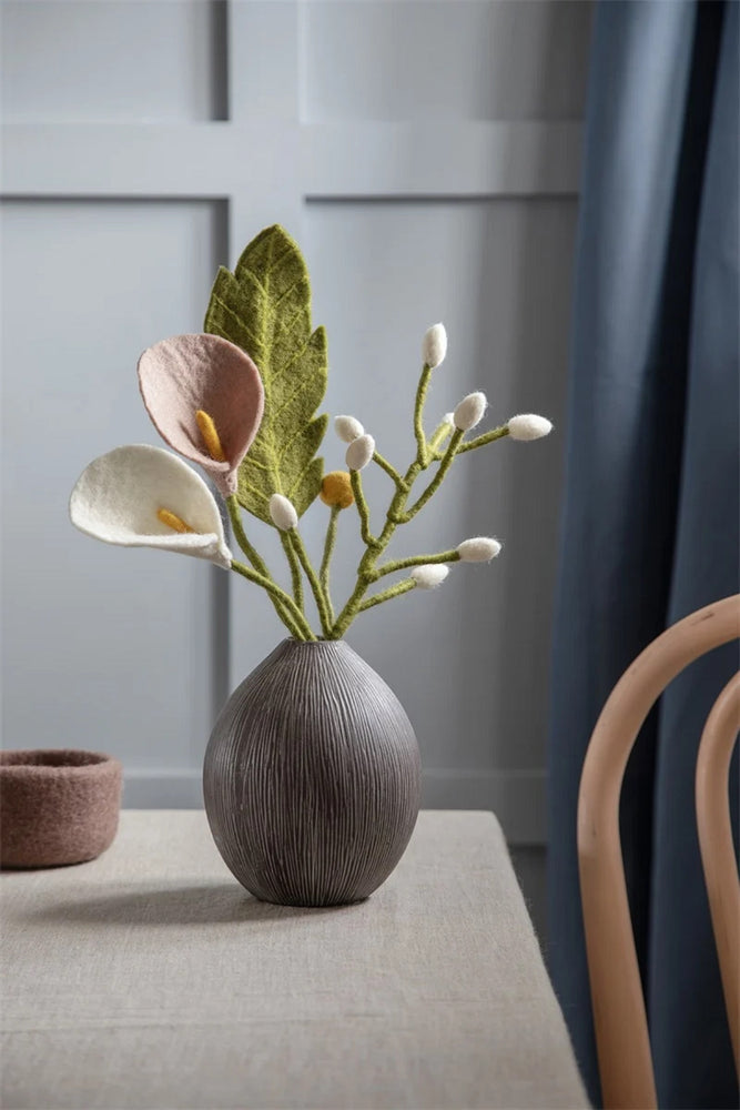 Blumenstrauß mit Calla, weißer Glockenblume und Blatt (Gry & Sif)