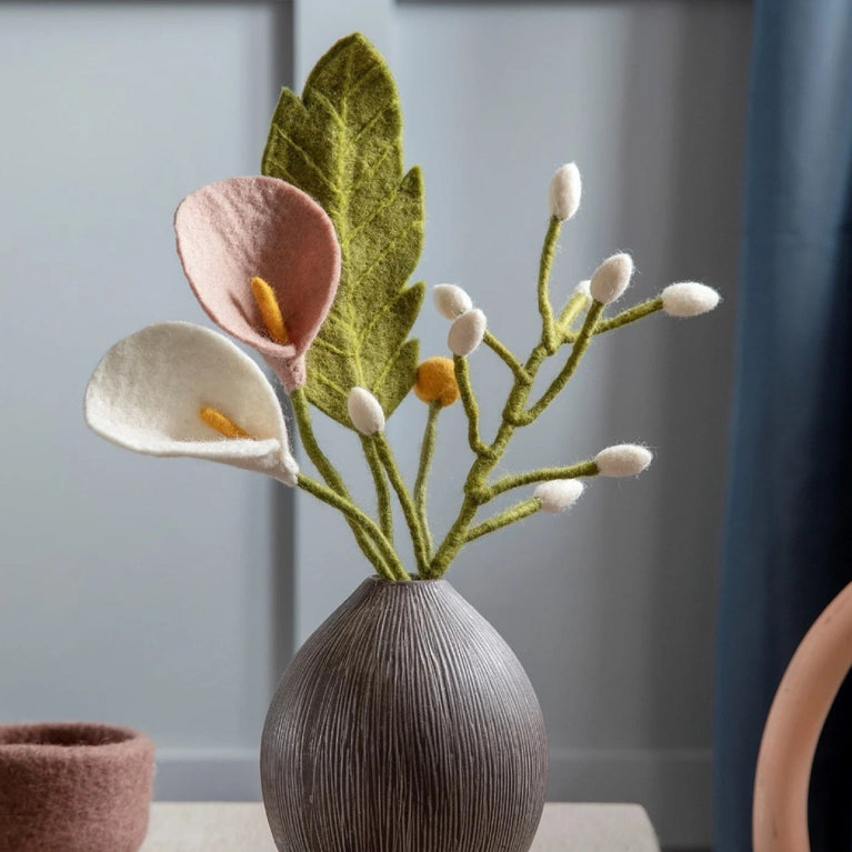 Blumenstrauß mit Calla, weißer Glockenblume und Blatt (Gry & Sif)