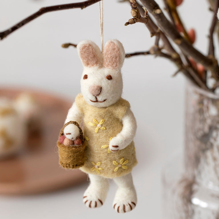 Weißer Osterhase Filz mit Anzug oder Kleid & Korb - Ostern Anhänger Filz (Gry & Sif)