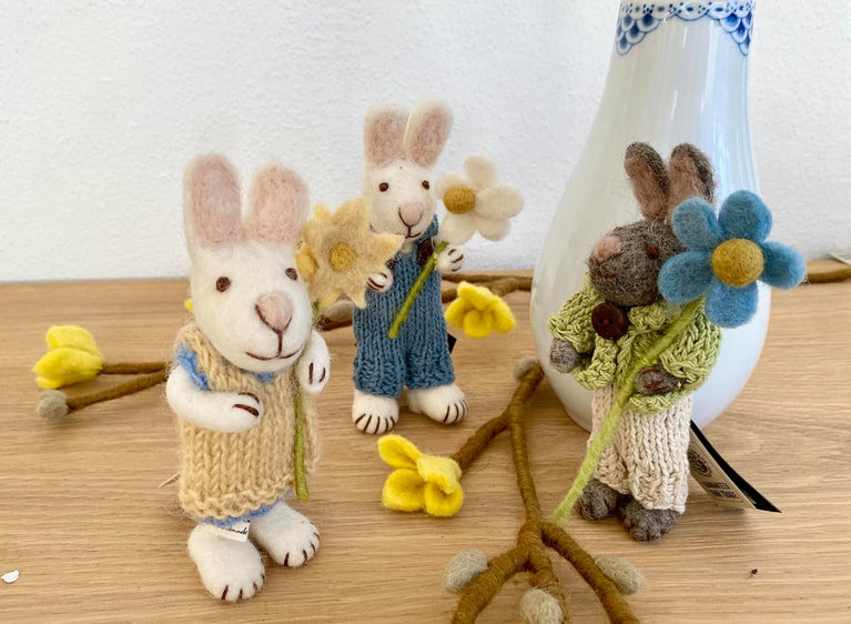 handgefilzter Osterhase Häschen mit Blume - Ostern Anhänger Filz (Gry & Sif)