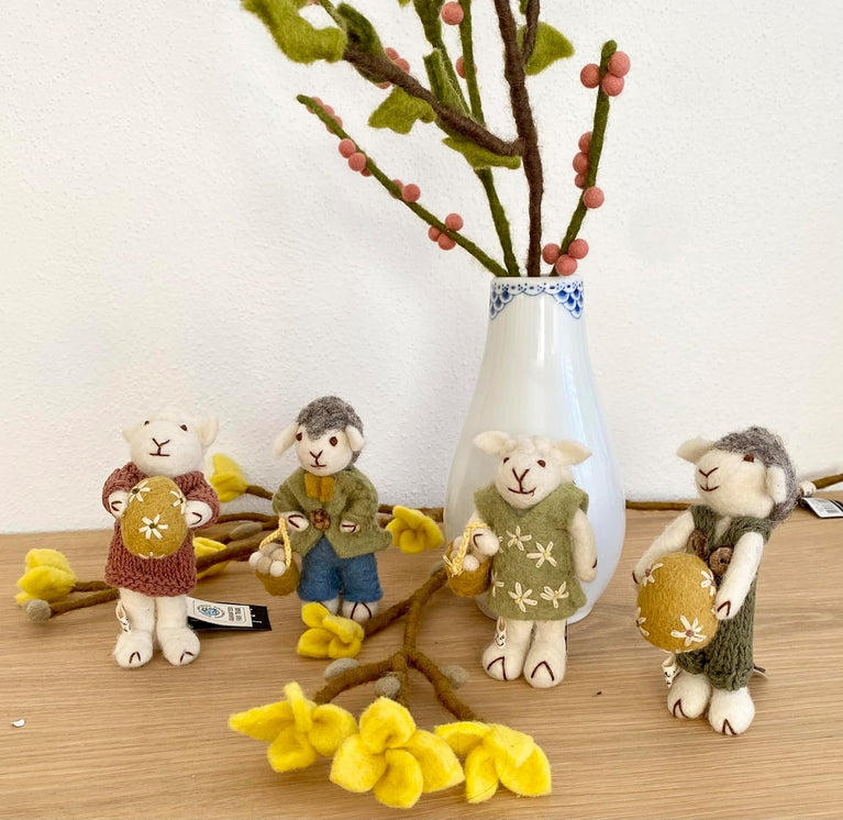 handgefilztes Osterlamm Schaf Schäfchen mit Korb oder Ei - Ostern Anhänger Filz (Gry & Sif)