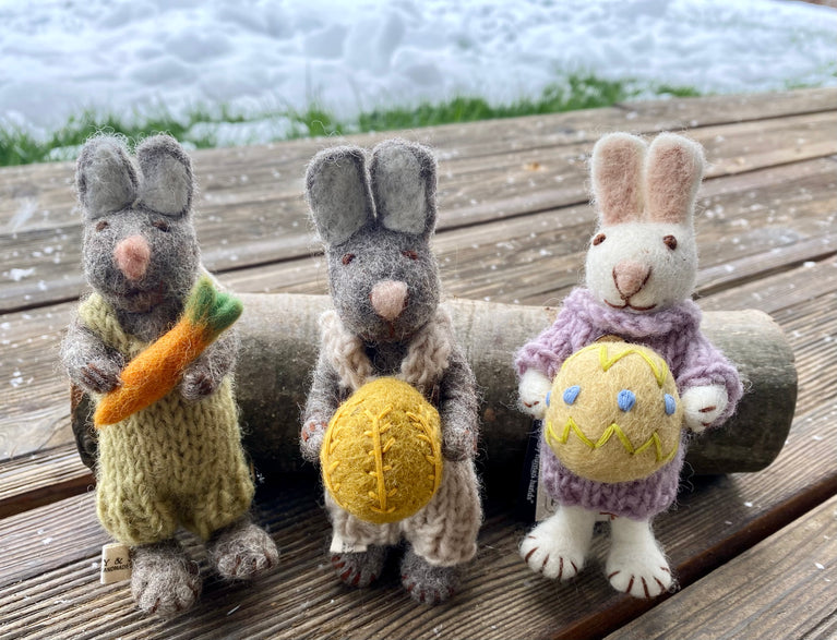 handgefilzter Osterhase Häschen mit Osterei oder Karotte - Ostern Anhänger Filz (Gry & Sif)