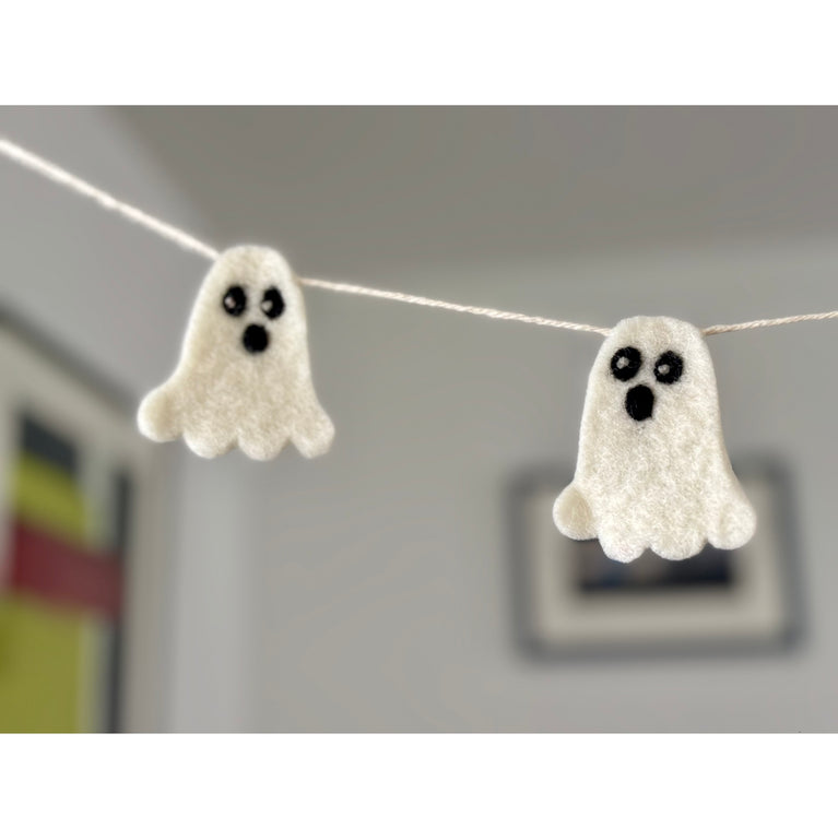 Girlande "kleine Geister" aus Filz zum Aufhängen - Halloween Deko Dekoration (Globo Fair Trade)