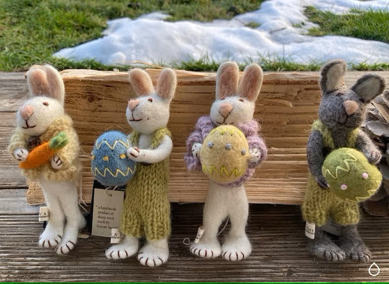 handgefilzter Osterhase Häschen mit Osterei oder Karotte - Ostern Anhänger Filz (Gry & Sif)