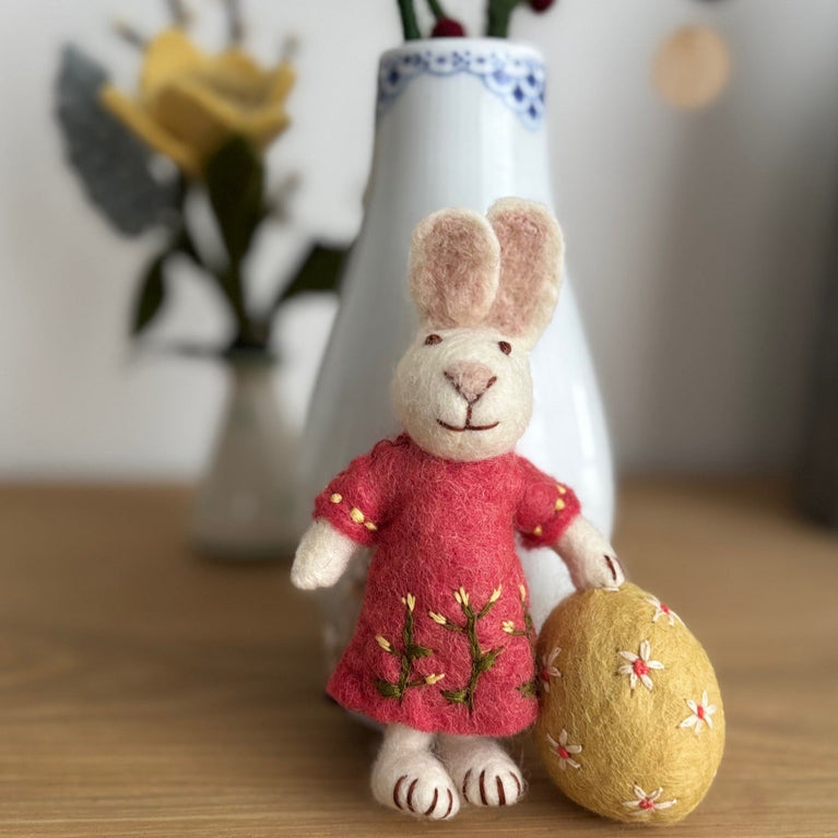 Weißer Osterhase Filz mit melone-rotem Kleid & großem Ei - Ostern Anhänger Filz (Gry & Sif)