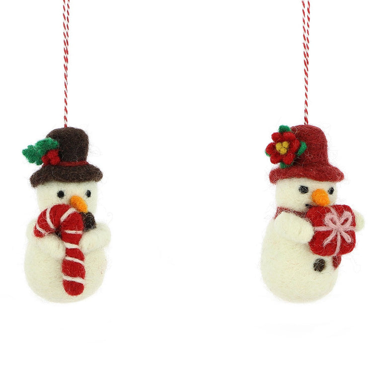 Schneemänner aus Filz (2 Stück) mit Geschenk u. Zuckerstange Anhänger Weihnachten Deko (GLOBO)